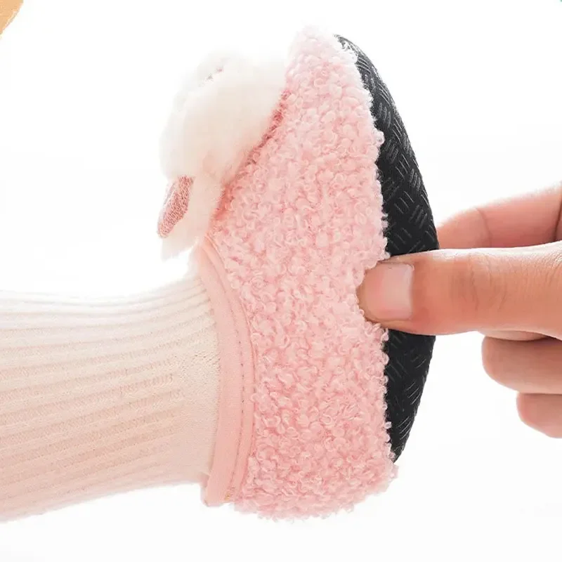 عدم الانزلاق الطفل جوارب يمكن السير بها على الأرض لطيف أرنب نمط الوليد الشتاء النعال الدافئة مع لينة وحيد الرضع طفل المشي الجوارب الأحذية