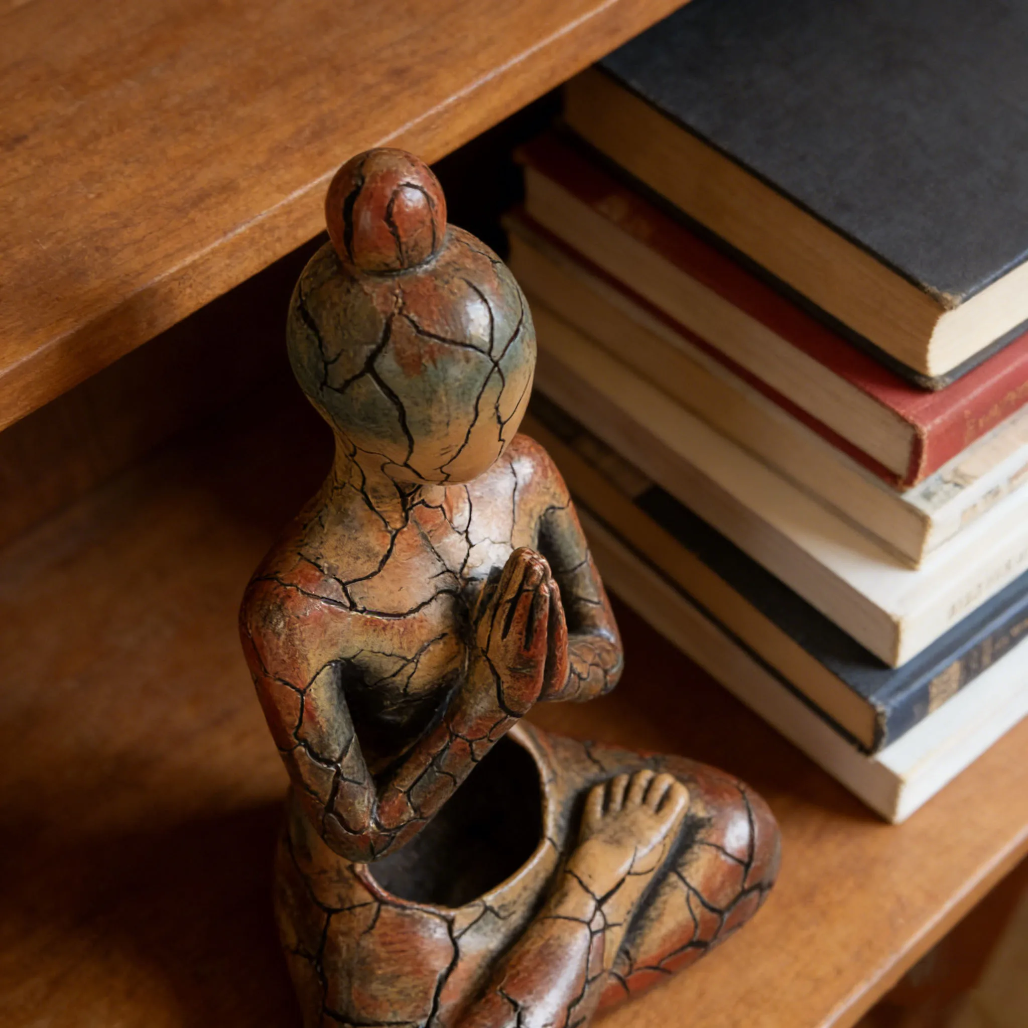 Harz-Meditationsstatue, ein einzigartiges Wohndekorationsstück, das Ruhe in Ihren Raum bringt, geeignet für den Platz im Büro, im Wohnzimmer oder im Schlafzimmer. – Detail 3