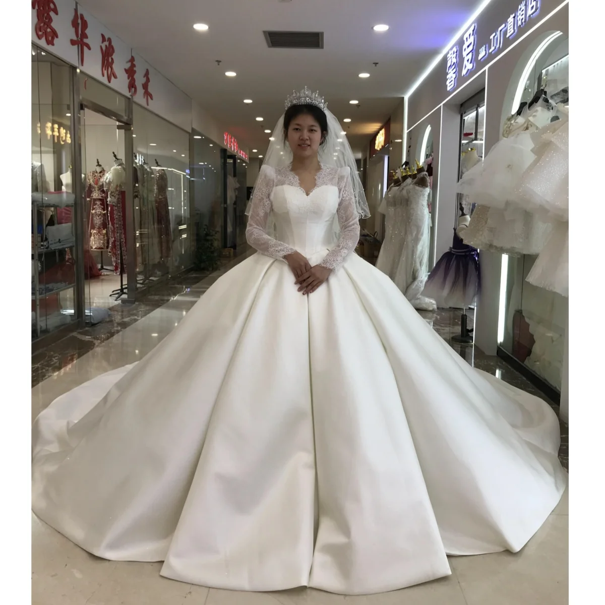 Kisswhite Xlove Collection customized 15days ship it out ball gown satin v neck princess Big train bridal gown