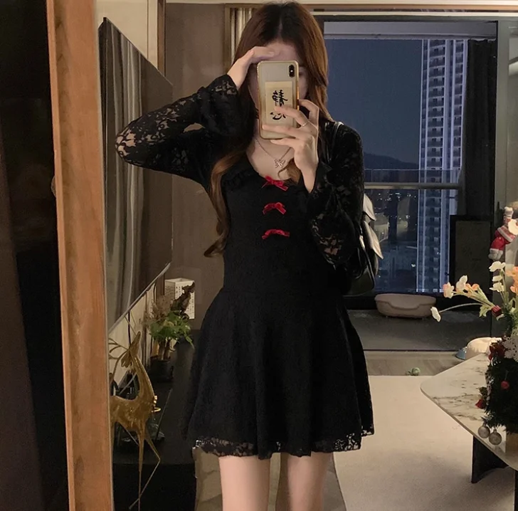 المرأة الخريف حجم كبير مثير جوفاء الدانتيل فستان بكم طويل U الرقبة جديد الصينية ضئيلة ألف خط الحد من العمر القوس قاع فساتين