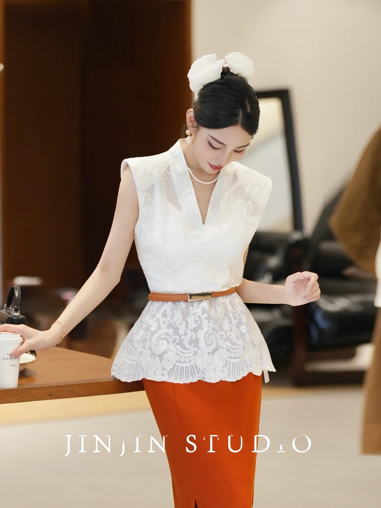 

Elegant V-Neck Embroidered Slim Fit Shirt without Sleeves Original Design Summer Heavy Embroidery Flower Pattern Women's Top