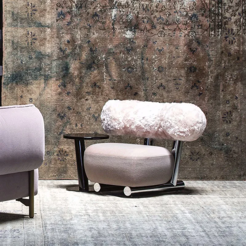 Italienische leichte Luxusvilla, Wohnzimmer, Empfang, Rohrsofa, Freizeitstuhl, einfacher, fauler Internet-Promi-Kunst-Stuhl mit einzelner Rückenlehne