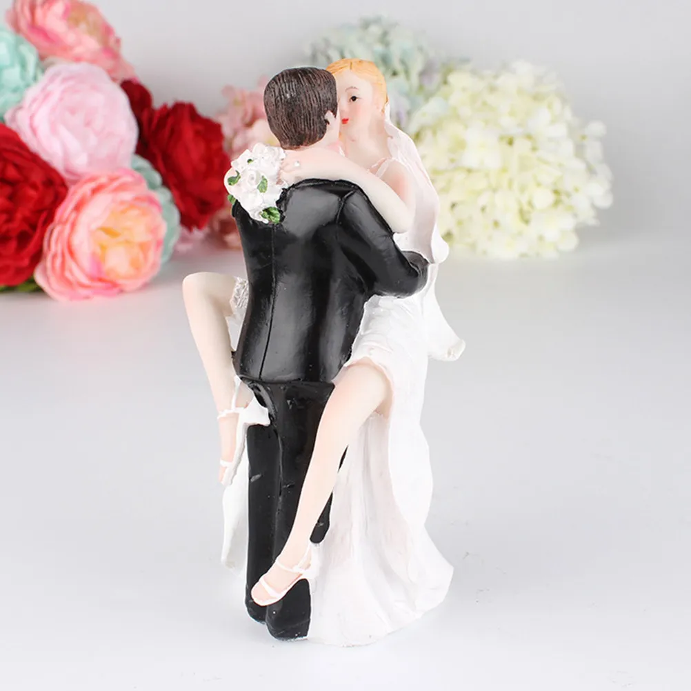 Elegant Resin Bride Groom Hugging Sculpture Aesthetic Home Ornament Desktop Decoration Creative Table Craft for Bedroom Living