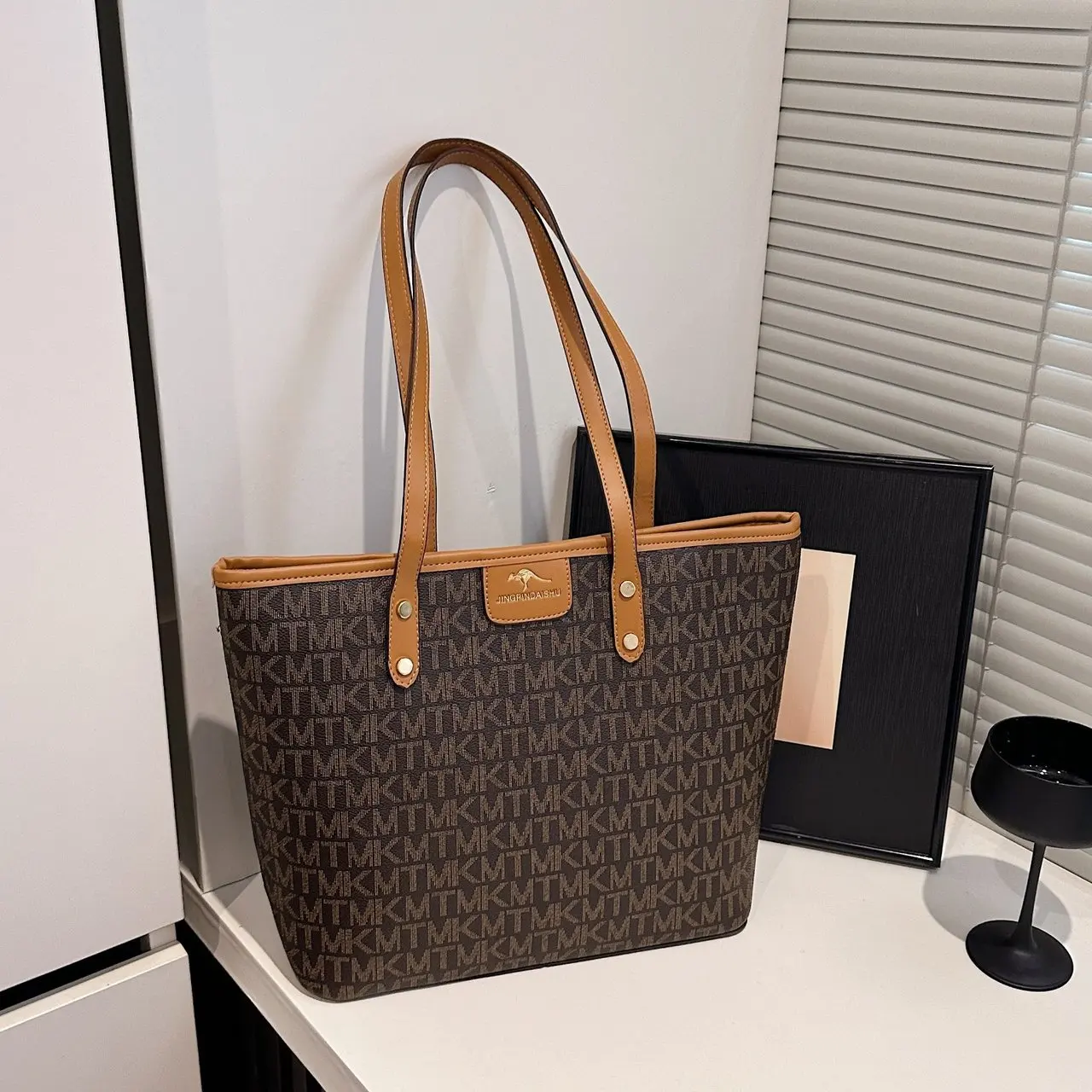 

2025 клетчатая большая сумка с буквенным принтом для женщин, минималистичная сумка через плечо, модная сумка