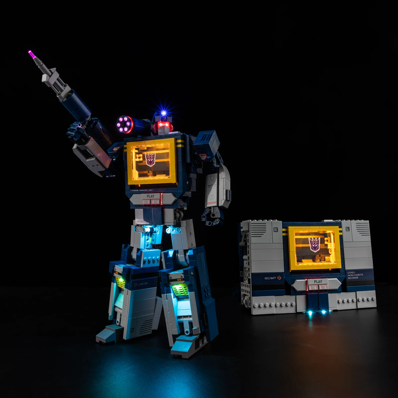 

Комплект светодиодных фонарей подходит для трансформаторов LEGO: значки Soundwave 10358. Не включает строительный блок (только комплект светодиодных фонарей).