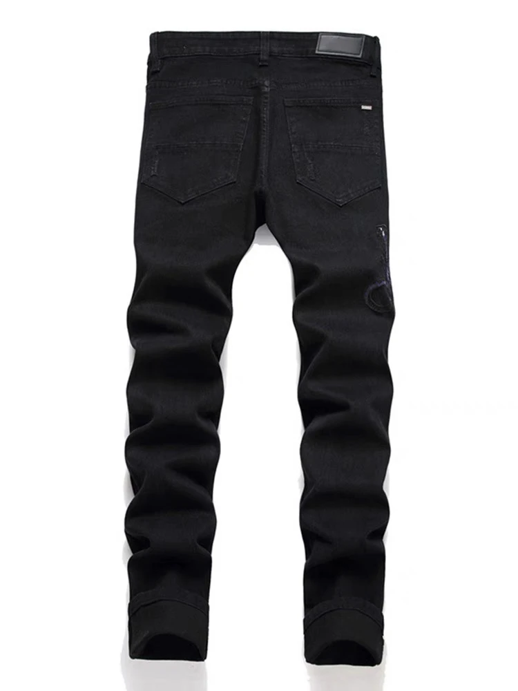 Celana Jeans Slim Fit Trendy Bla Hole Punching Pria dengan Bordir Ular yang Dipersonalisasi Celana Panjang Katun Elastis Denim Kasual untuk Remaja.