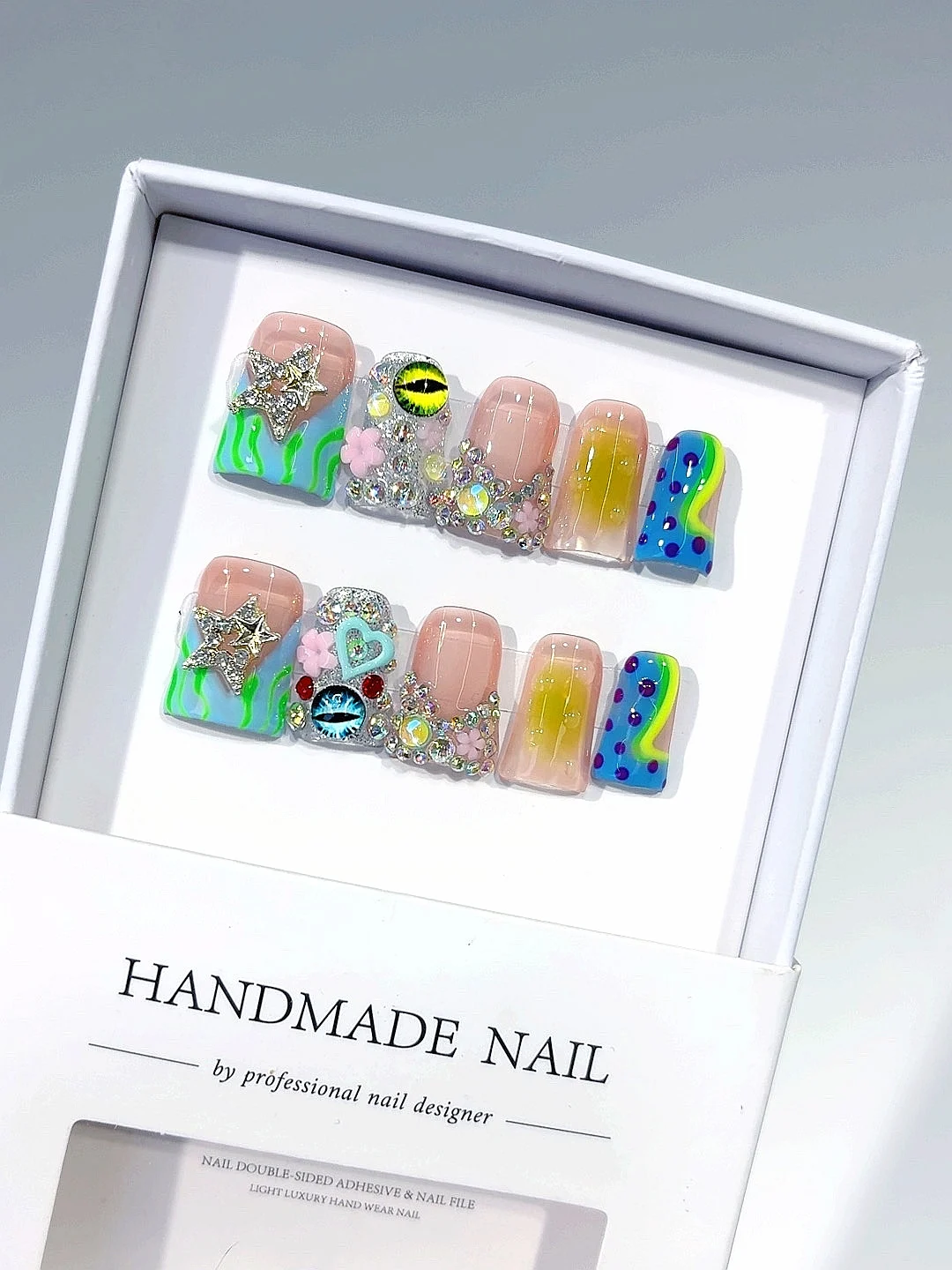 

Красочные короткие квадратные накладные ногти со звездами и сердечками Y2K - блестящие накладные ногти ручной работы в стиле ретро с 3D-артом (L242)