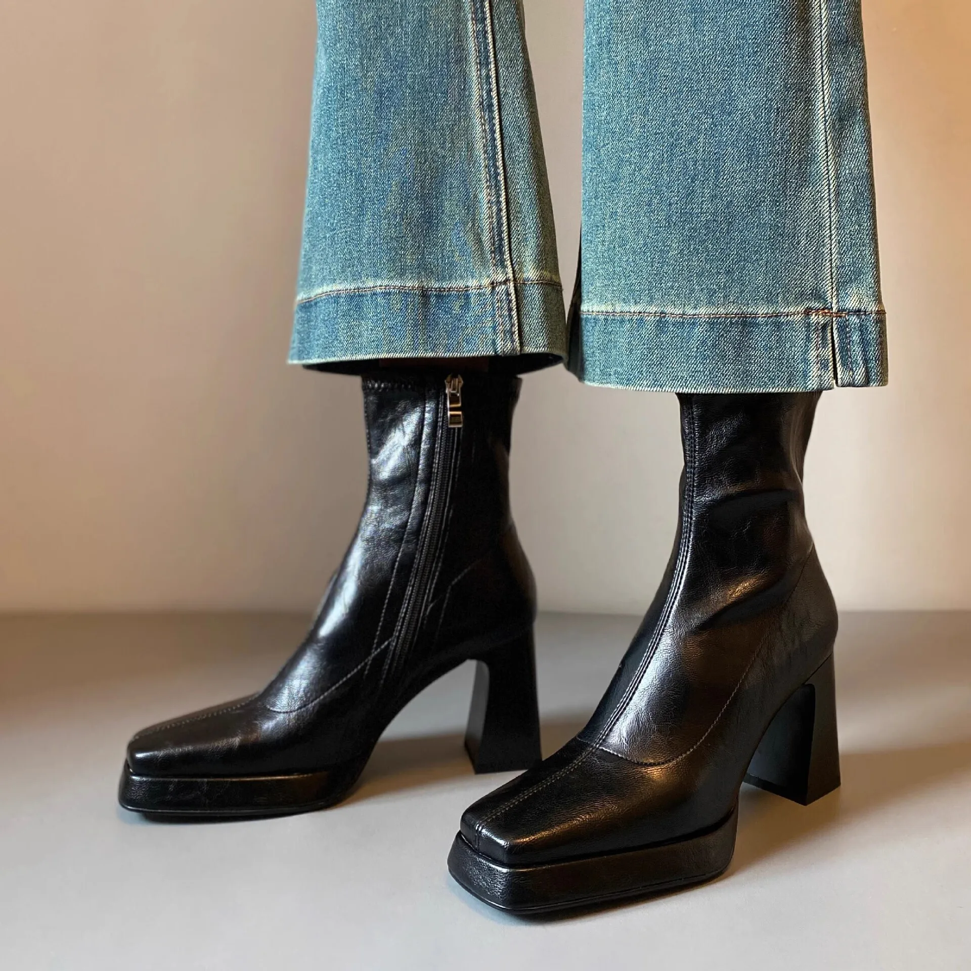 Nuova piattaforma impermeabile Leggera Chelsea Punta quadrata Catena laterale Stivaletti stile autunno inverno Scarpe décolleté da donna sottili ed eleganti