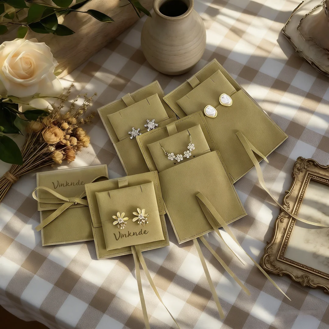 bustine-portagioie-personalizzate-in-microfibra-con-logo-personalizzato-sacchetti-piccoli-in-camoscio-per-orecchini-e-anelli-con-porta-carte-integrato