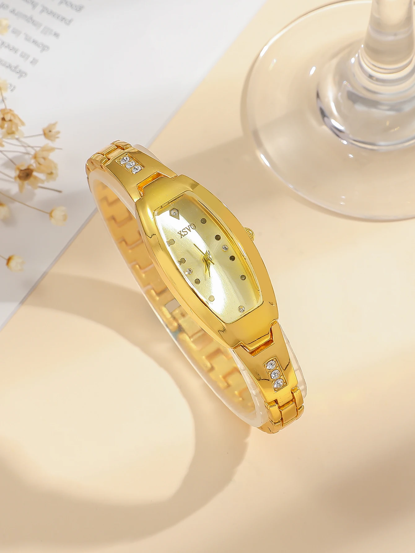 ساعة كوارتز نسائية بتصميم عصري وجديد مع حافظة فريدة من نوعها، وعلامات قرص مرصعة بالألماس، وحزام من سبائك حجر الراين،