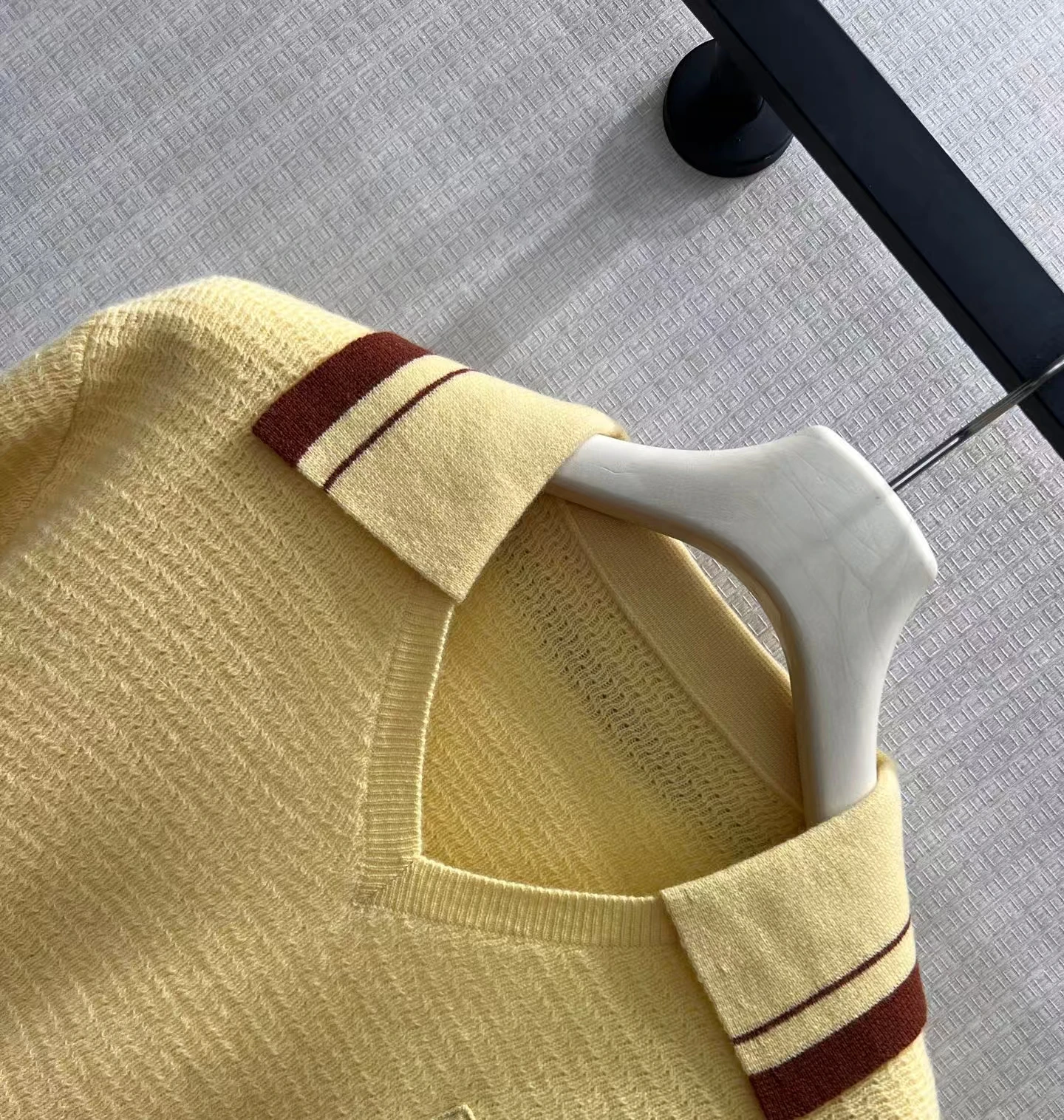New French Elegant Milk Yellow Brown Polo Knitted Sweater with V-shaped Collar and College Style Long Sleeve Top for Women