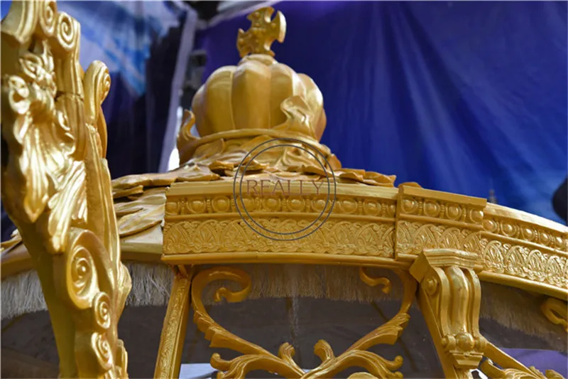 Ciotole per caramelle per cavalli reali medievali con carrozza in oro reale personalizzate OEM in vendita