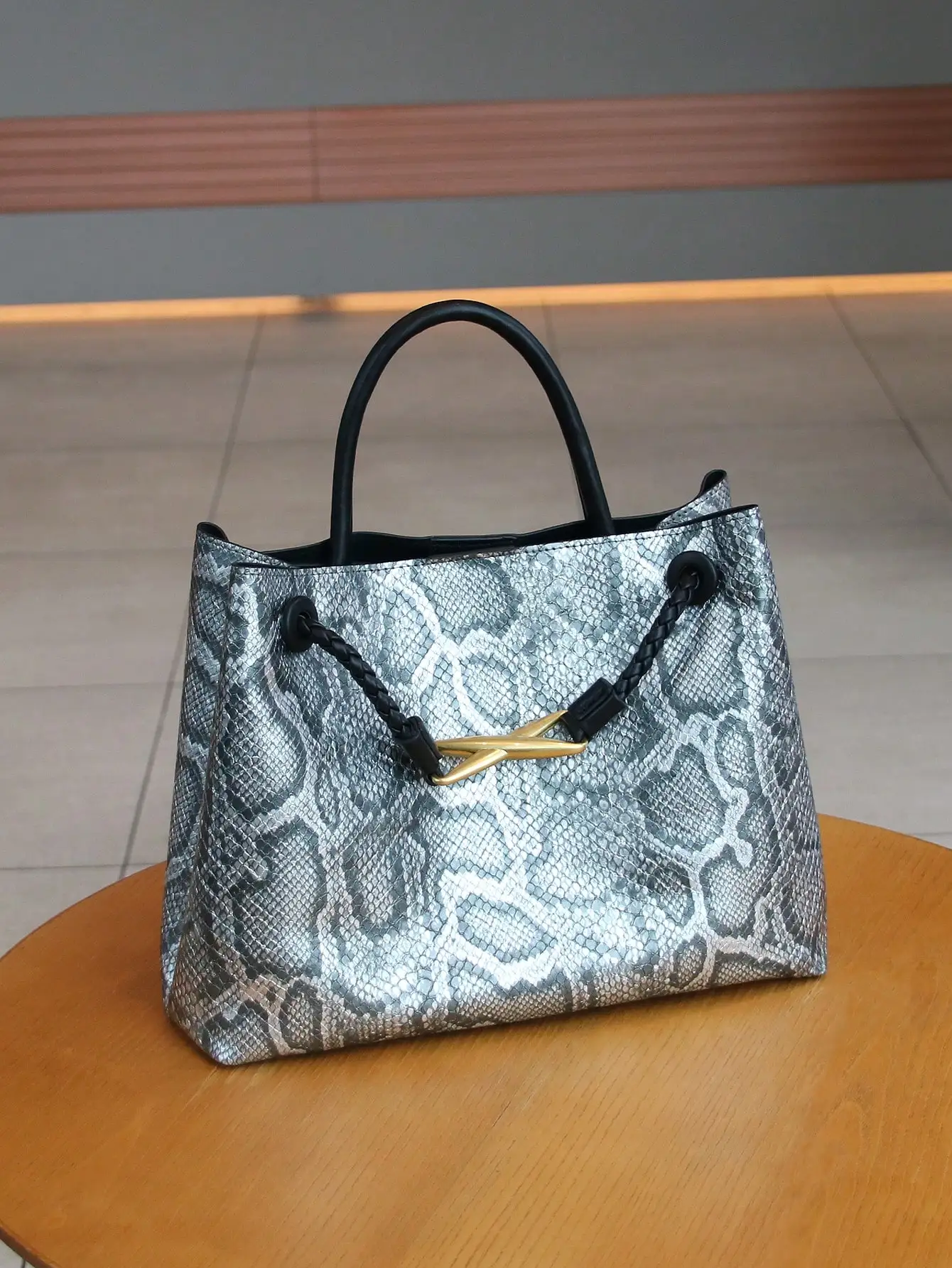 2026 Europäische und Amerikanische Mode Neue Retro-Handtasche Nischendesign Metallseilschnalle Große Kapazität Geflochtene Handtasche Freizeit-Schultertasche – Detail 9