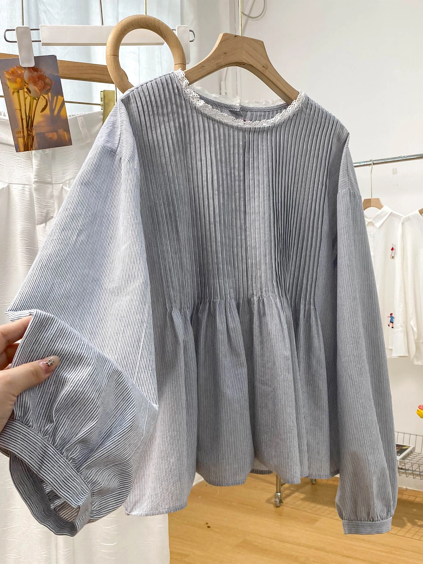 

Длинный воротник с рюшами Gentle Wind, женский весенне-осенний новый дизайн, антивозрастная основа, кукольный топ, удобный дышащий...