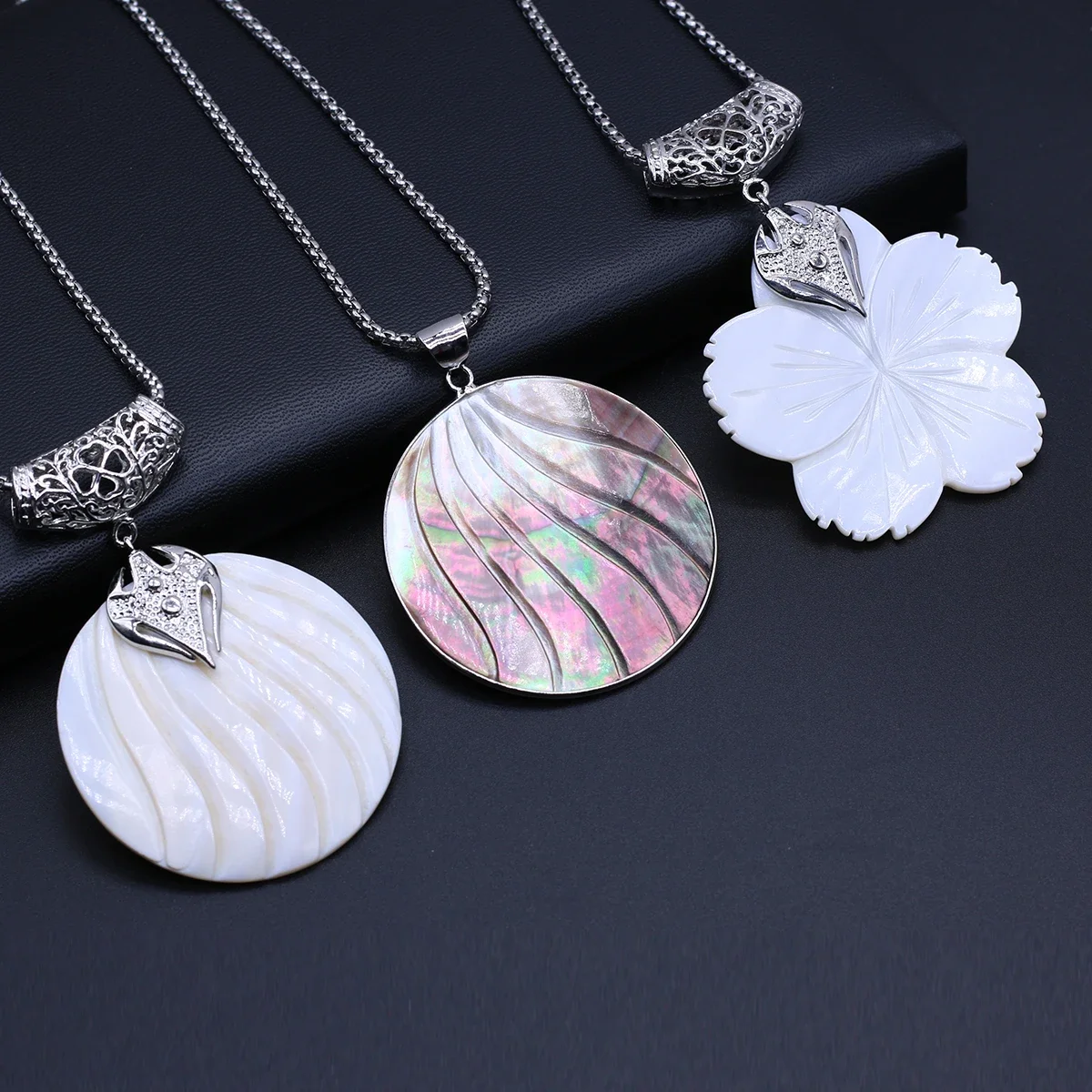 Natural Shell Round Flower Shape Ripple Pattern Black and White Pendant Necklace Party Wedding Women Jewelry Gift 50x50mm
