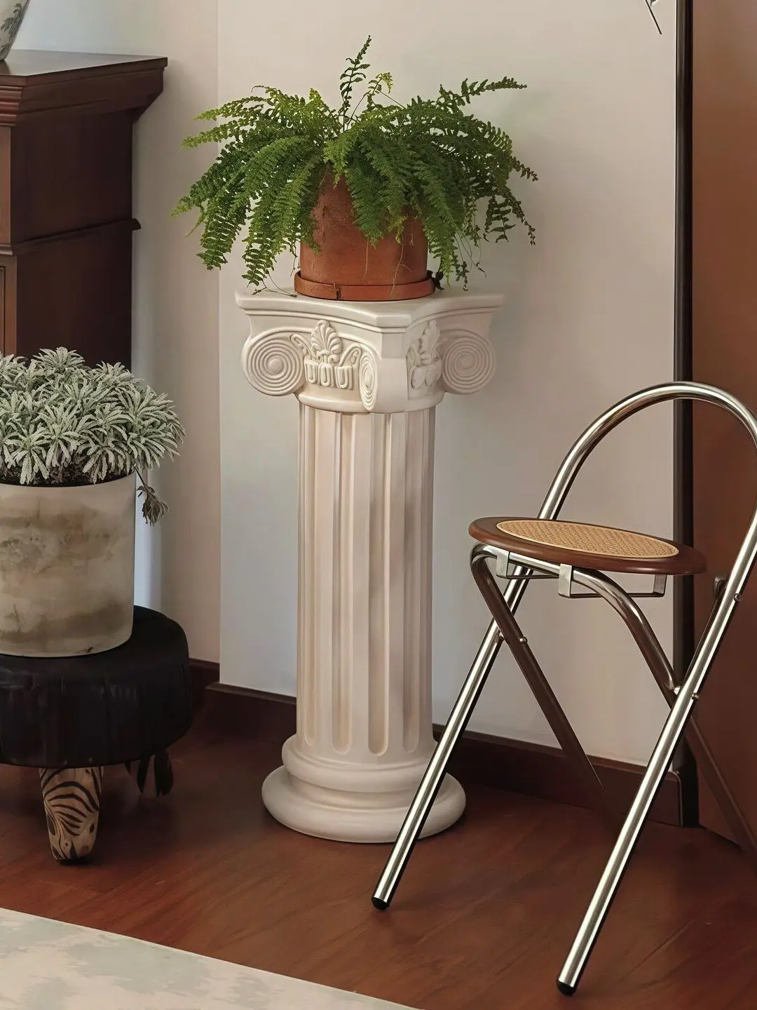 Retro Roman column edge base Art design B & B cafe Interior simple decoration Coffee table Sofa corner table