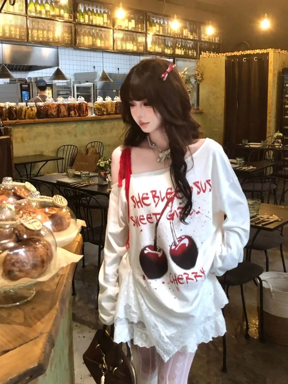 

Gagaok Sweet Stunning Lace Slanted White T-shirt Long Sleeved Early Autumn Loose Slimming Off Shoulder Top Women Spring Styles