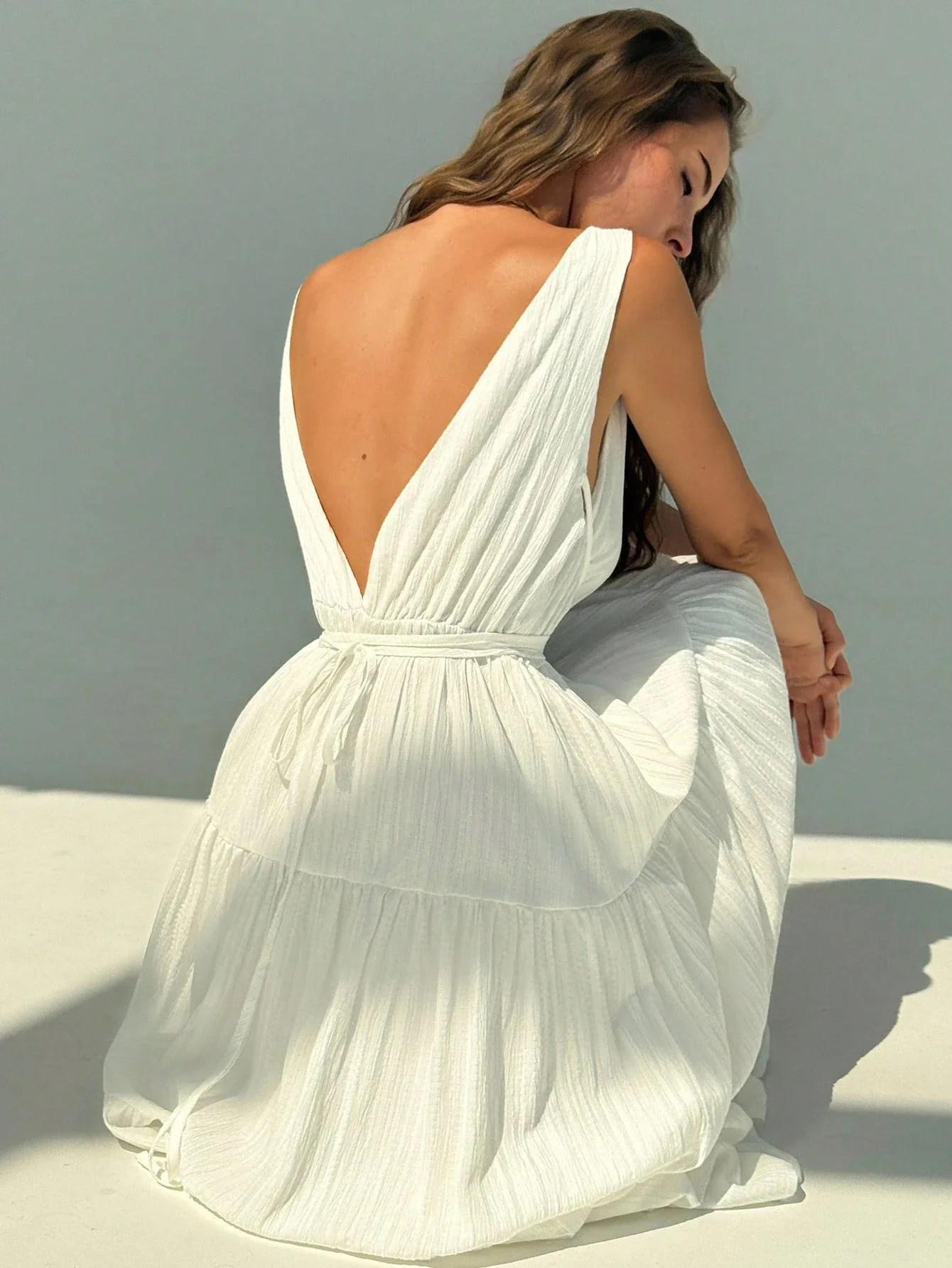 

Летнее белое платье макси с глубоким V-образным вырезом, завязками на талии и многоярусной юбкой для женщин