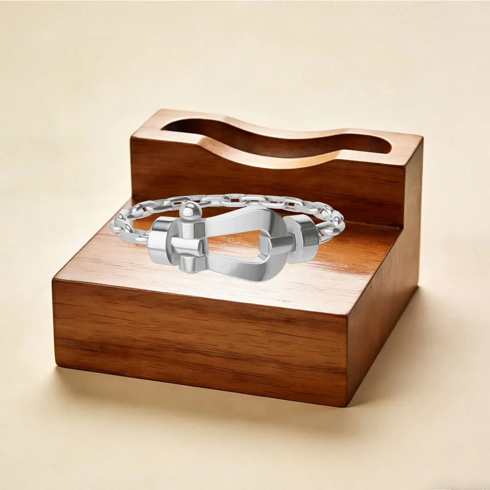 

Новый браслет с крупными подковообразными застежками и бриллиантами - подходит как мужчинам, так и женщинам.