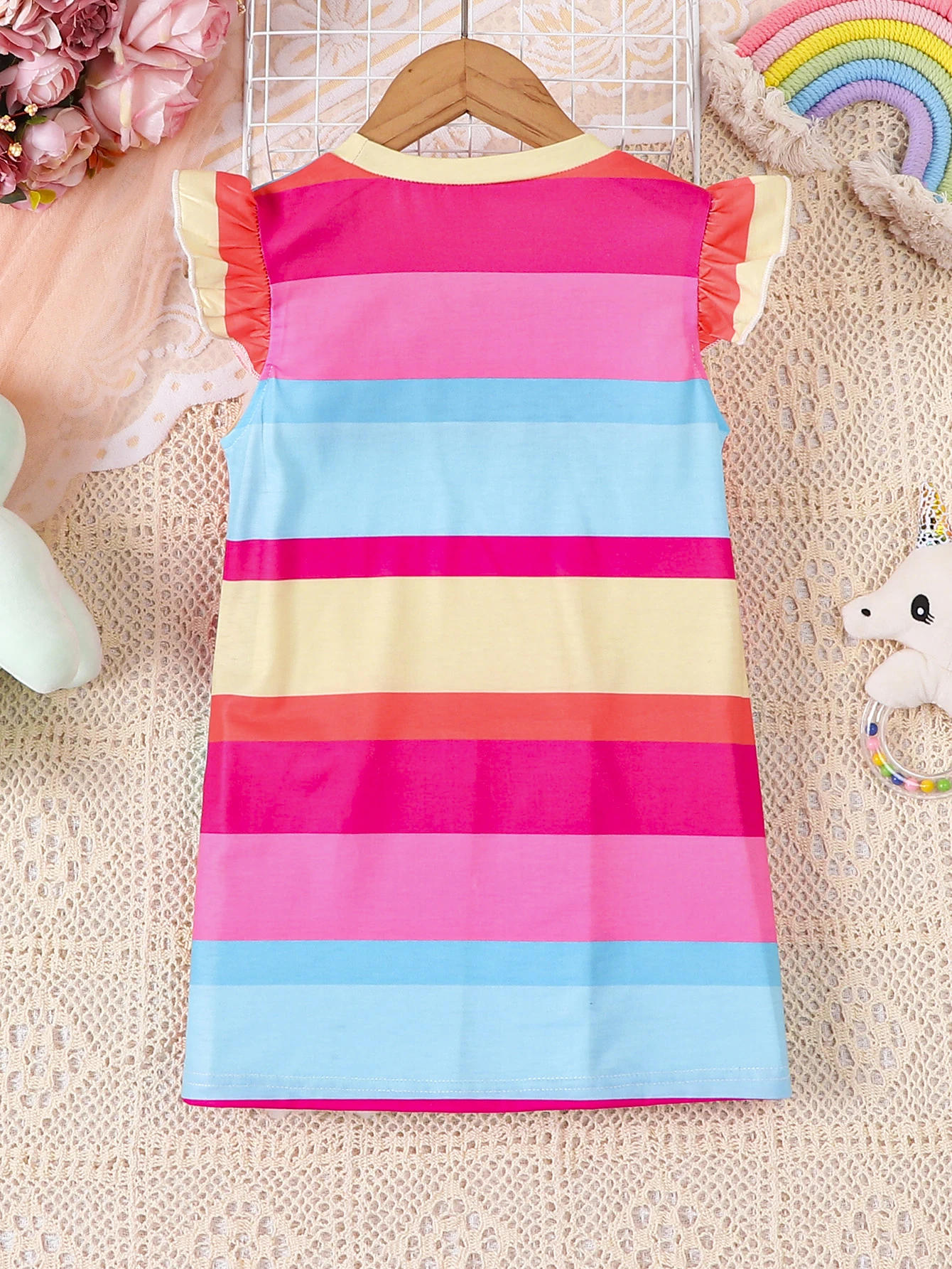 Sommerkleid für Mädchen, lässiger Stil, mit Cartoon-Tiermotiv, bunte Streifen, Rundhalsausschnitt, ausgestellte Ärmel, gerades Kleid. – Detail 3