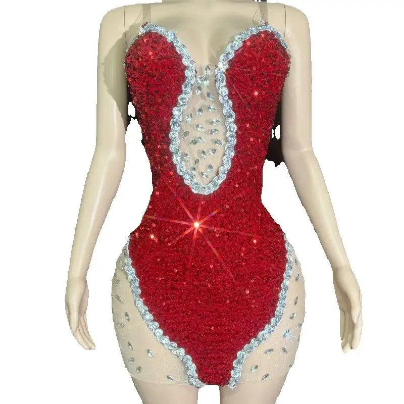 Czerwone cekinowe body damskie z błyszczącymi zdobieniami z dżetów, prześwitująca siateczka, wycięcia, bez rękawów, dekolt w kształcie serca, idealne na imprezę w klubie nocnym.