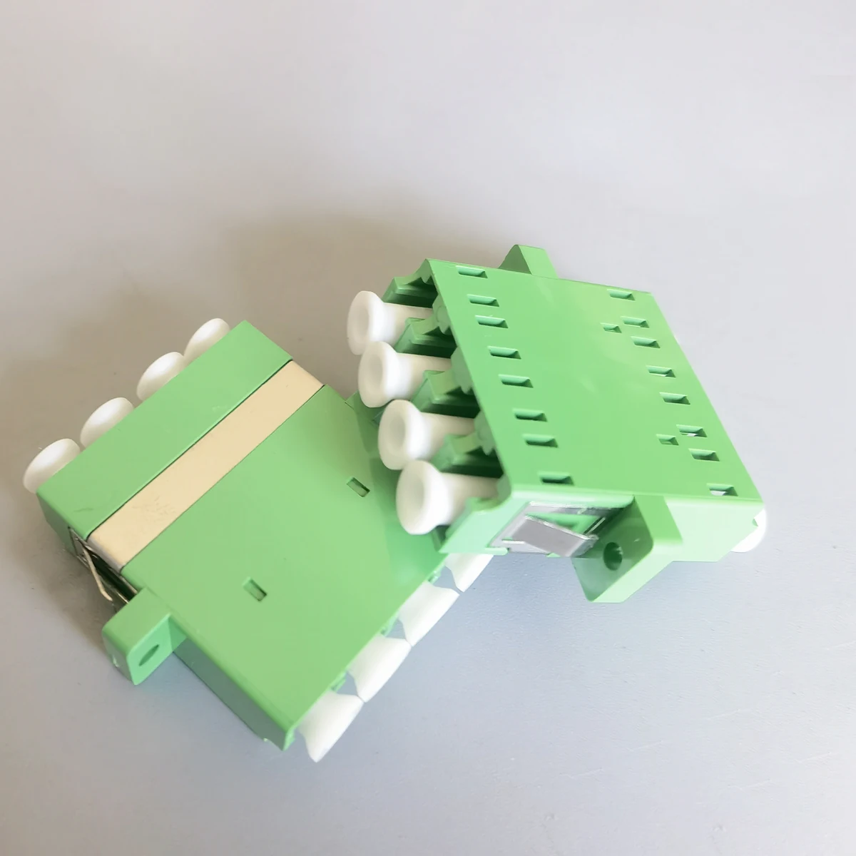 Adaptateur à bride LC/APC à 4 ports, coupleur de fibre optique durable pour connecteurs LC/APC multicœur, idéal pour les réseaux à grande vitesse