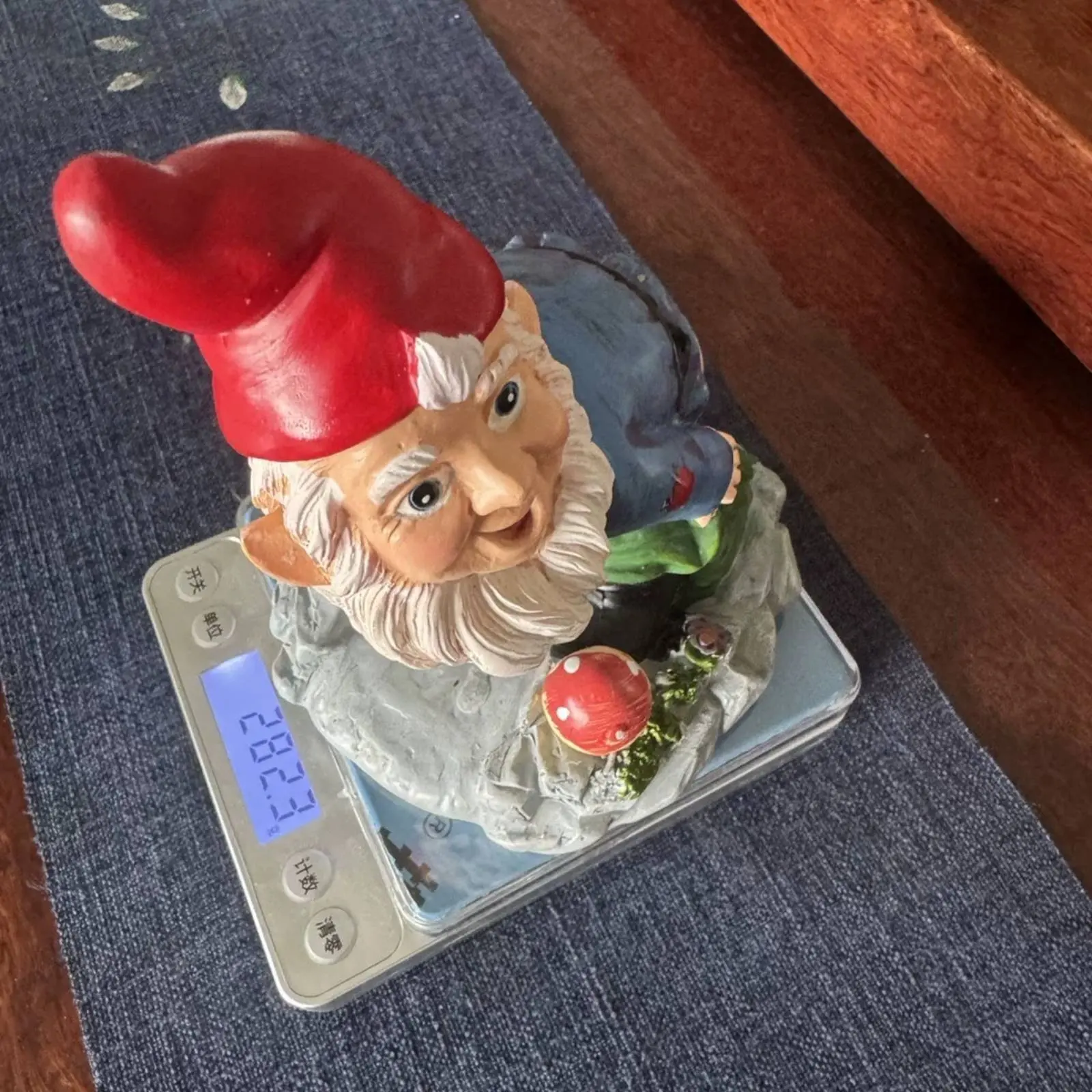 Moon Gnome Statue Outdoor Downspout Extender Cover Garden Gnome Ornament Long-Lasting Resin Drainpipe Statue Weather-Resistant view 6