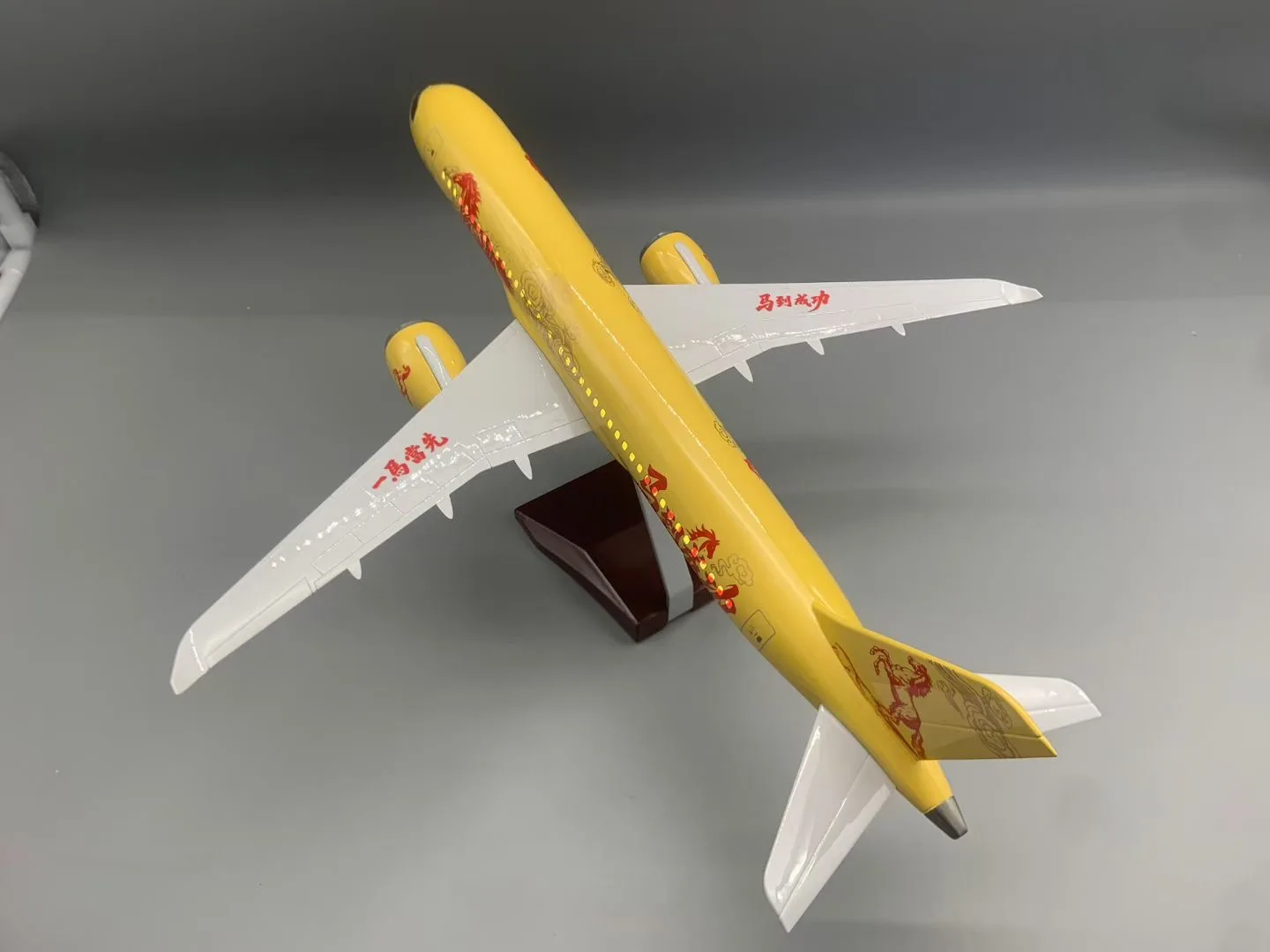 47cm 1:80 Scale Aircraft C919 Passenger Model Airplanes Year Of The Horse Souvenir Plane With Lights & Wooden Base Festival Gift