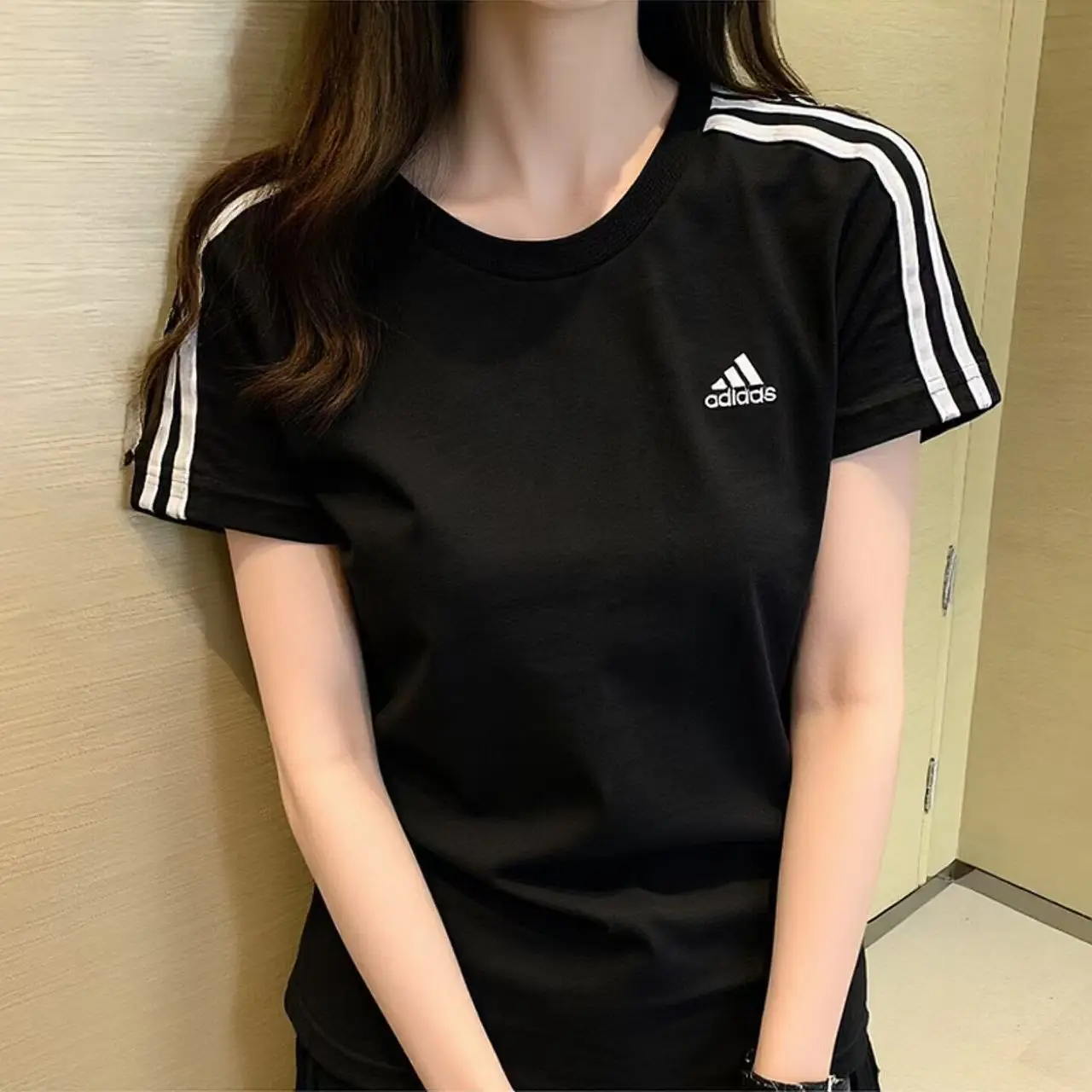 adidas-essentials-w-3s-t-shirt-sportiva-da-donna-con-scollo-rotondo-e-maniche-corte-stile-retro-americano-con-stampa-a-tre-strisce-colore-nero-modello-gl0784