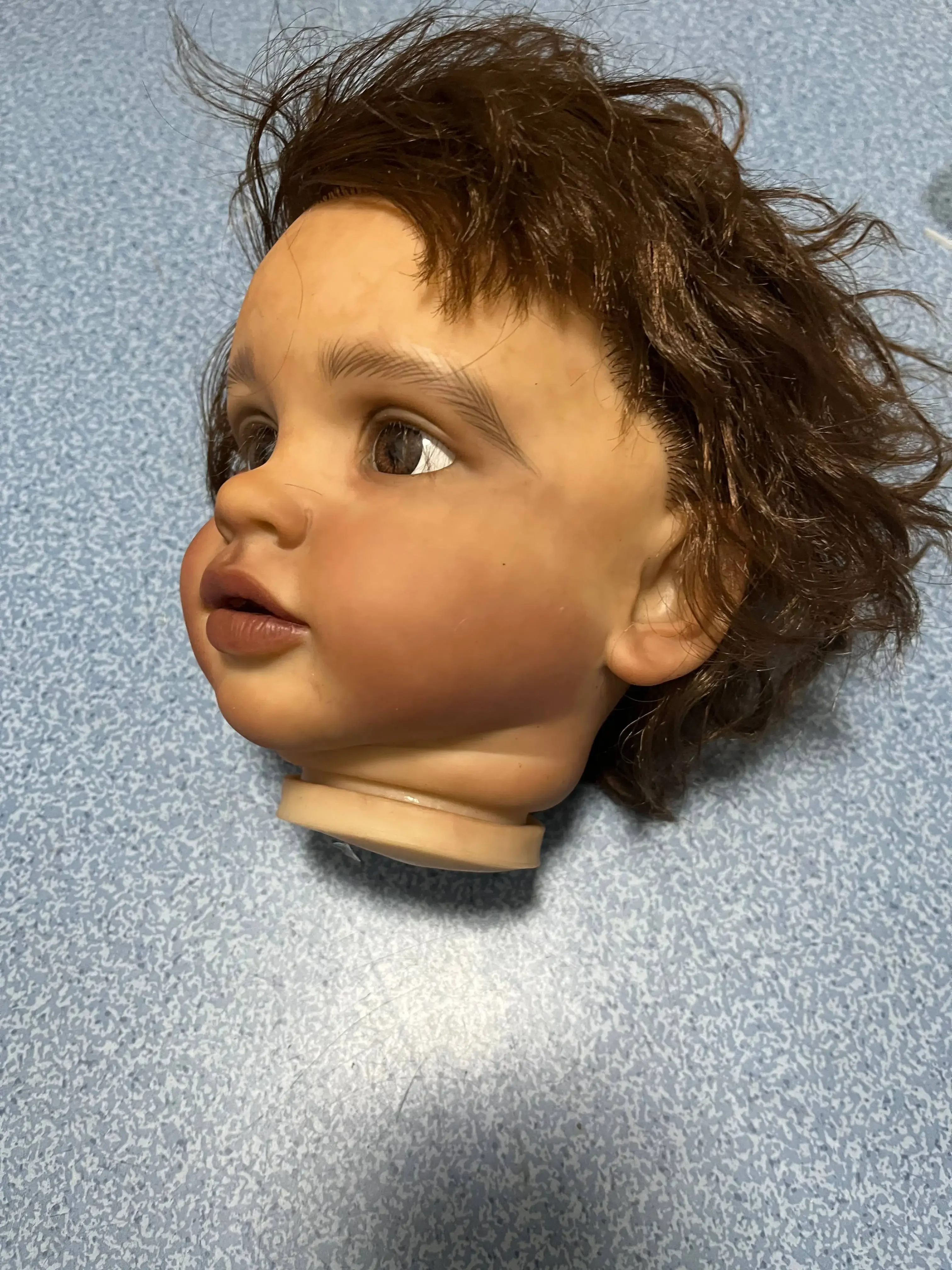 Maßgeschneiderte, limitierte Versorgung, 26-Zoll-Reborn-Baby-Pippa mit handgewurzeltem Haar, DIY-Teil, bemaltes Kit mit Stoffkörper