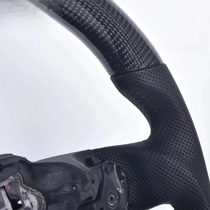 

Индивидуальный руль из карбона для автомобиля с дисплеем