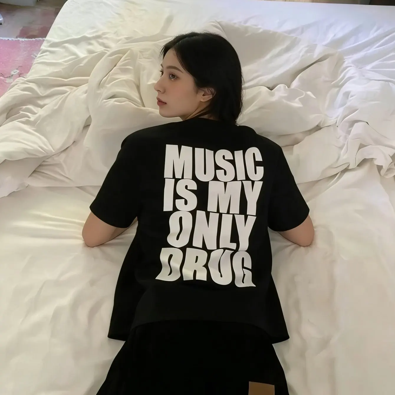Camiseta estampada con la frase «La música de las mujeres es mi única droga» | Cuello redondo informal, manga corta, perfecto para primavera/verano