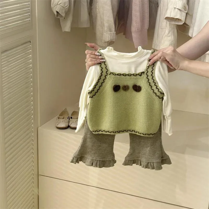 Girls' Sweet Three-Piece Set Autumn Heart-Shaped Sweater with Horse Back Heart Green Lace Pants Children's Clothing