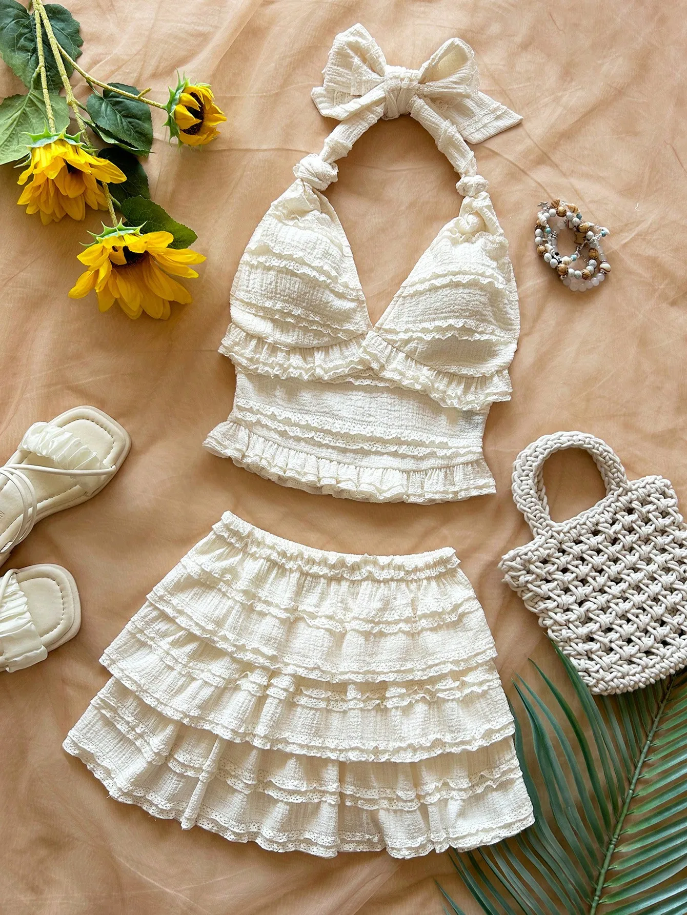 

Кремовый комплект из топа с рюшами и многоярусной мини-юбки для летнего пляжного или повседневного образа