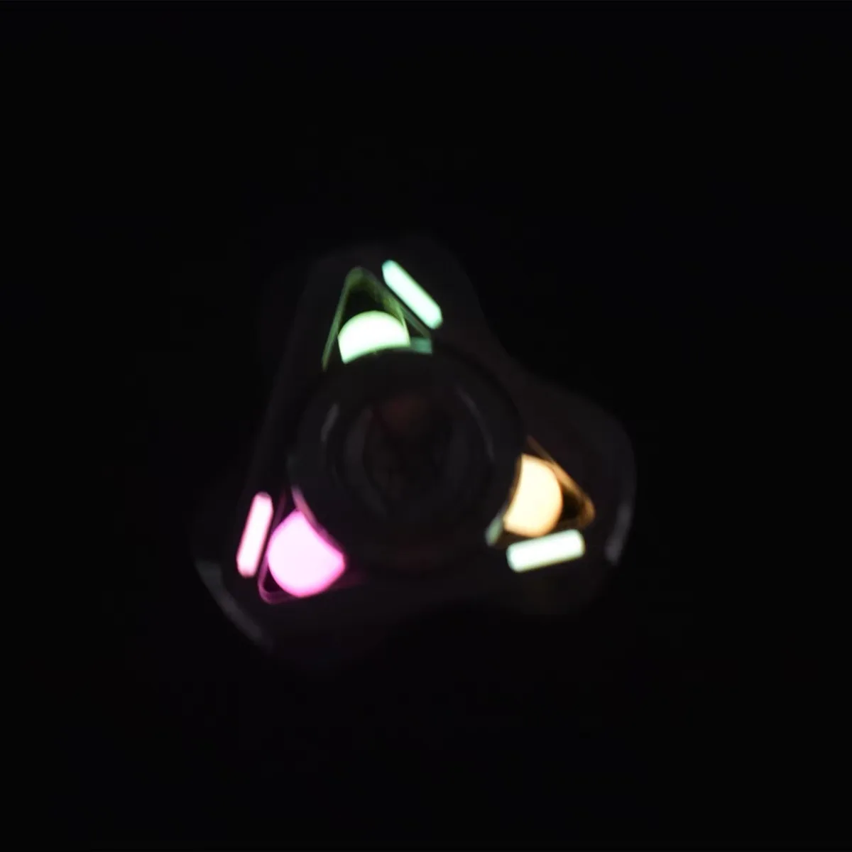 EDC مضيئة الخرز 6 مللي متر 8 مللي متر تململ الدوران اكسسوارات غير مسامية الخرز مادة الراتنج طويلة الأمد سطوع عالية الكرة الفلورسنت