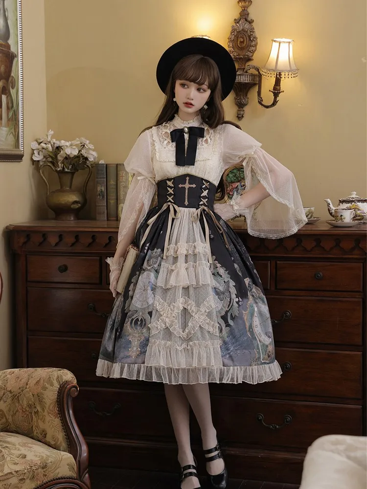 An elegant mid-length half-length shirt dress in a two-piece suit