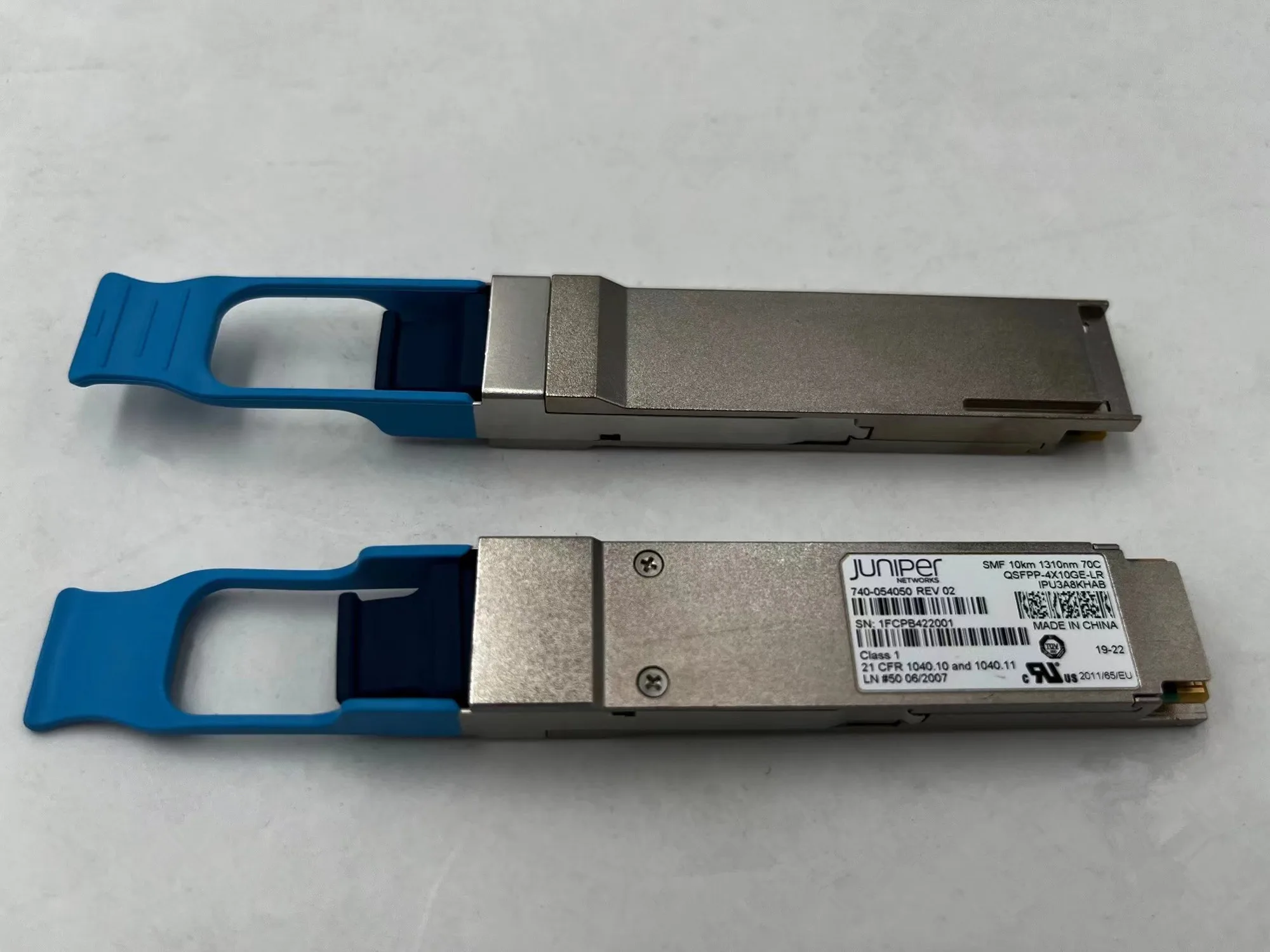 جونيبر QSFP 40GB 10KM LR الألياف الضوئية 740-054050 QSFPP-4X10GE-LR IPU3A8KHAB SMF 10KM 1310NM MPO واجهة 40g جهاز الإرسال والاستقبال