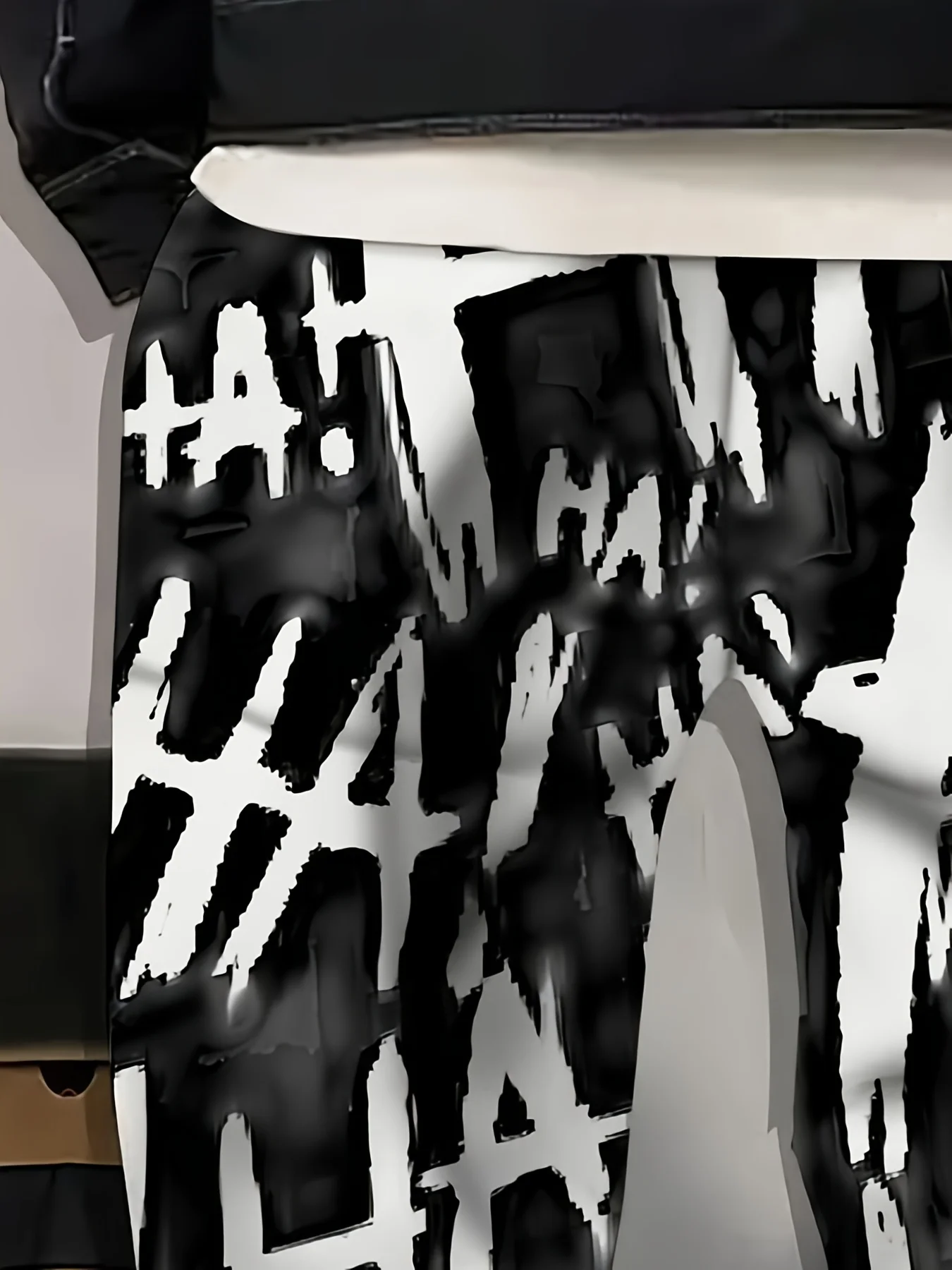 The new men's trousers for Spring and Autumn 2025 are comfortable soft casual and fashionable featuring letter prints