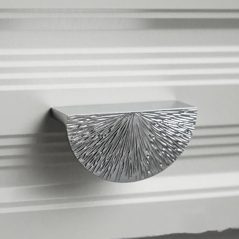 真鍮直線ハンマーパターンシルバーハンドルライト高級引き出しキャビネットドアワードローブハンドルクロームメッキアンティークハンドル