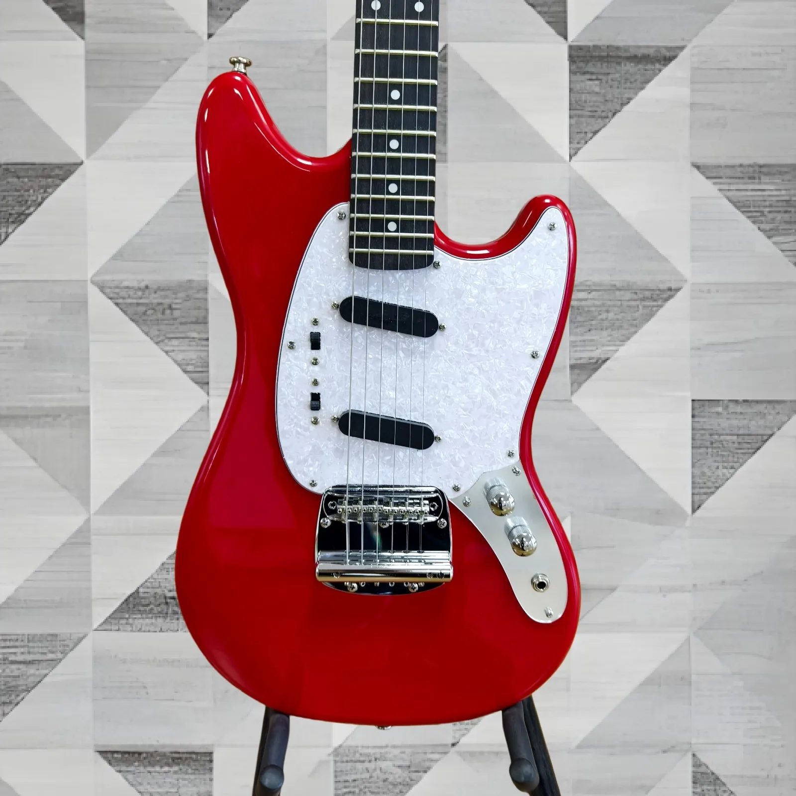 Performance 70s Mustang Guitar – Candy Apple Red, White Pearl Pickguard SS Pickups  guitar