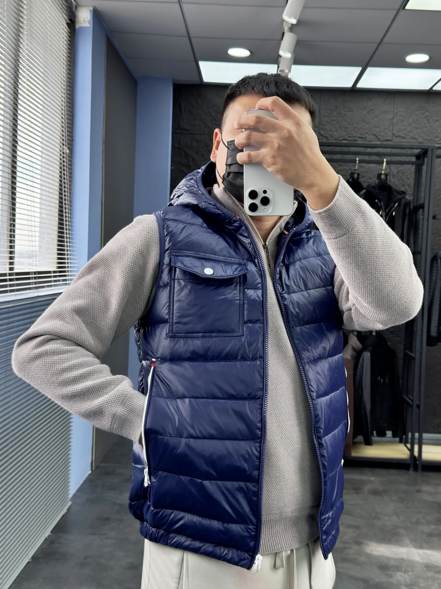 

Men's Faionable Hooded down Vest 90% White Du down Filling Windproof Warm Quilted Design Nylon Fabric Casual Sle