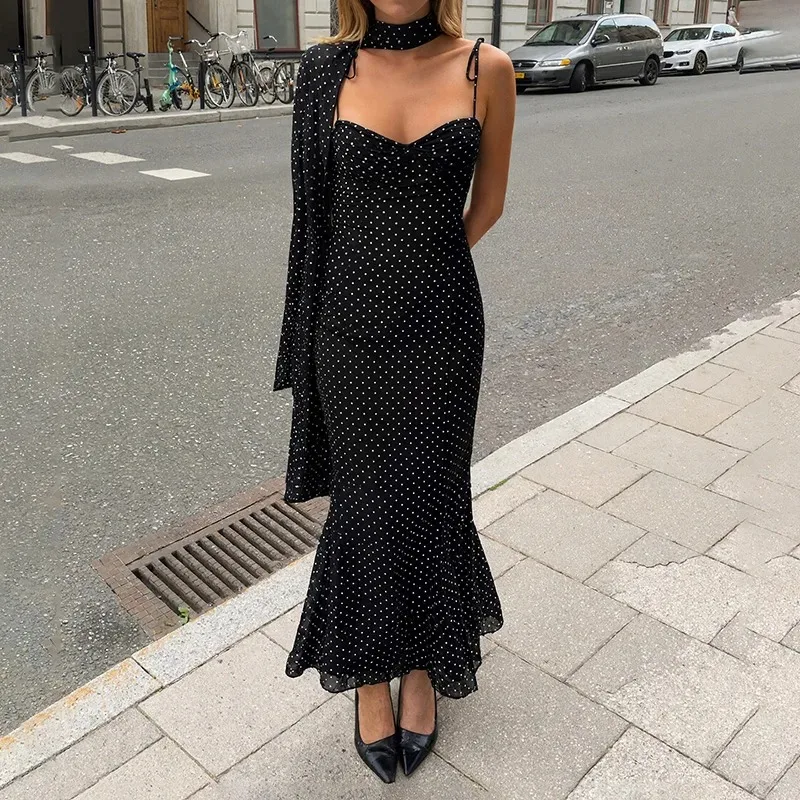 Sukienka Tuularose w czarne kropki, modna sukienka na ramiączkach spaghetti z kontrastową apaszką, elegancka luksusowa sukienka damska na imprezę lub wieczór.