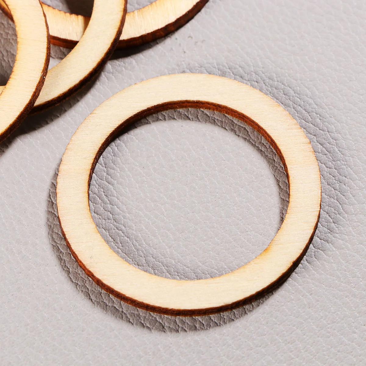 

200pcs Wooden Slice Craft Accessories 3Cm Round Wood Chips Diy Decor For Christmas Tree Wall Hanging Hollowed Circle Pieces