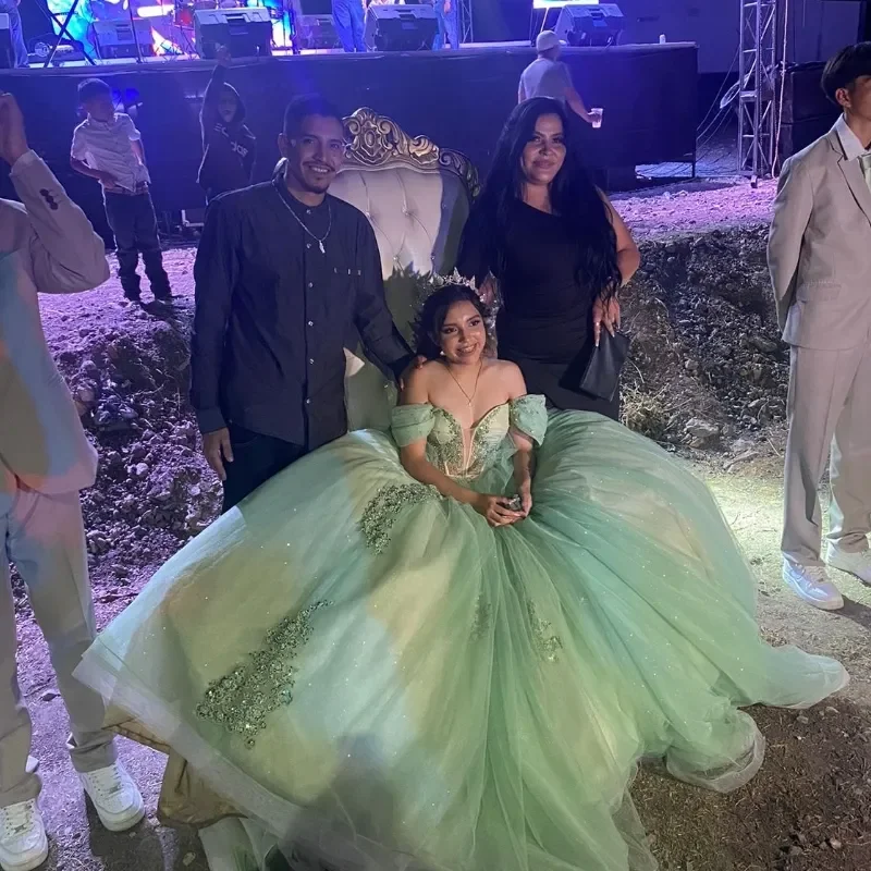 Мятно-зеленое платье принцессы 2024, платья Quinceanera, аппликации, кристаллы с открытыми плечами и кисточками, милые платья для дня рождения, 16 лет, на заказ