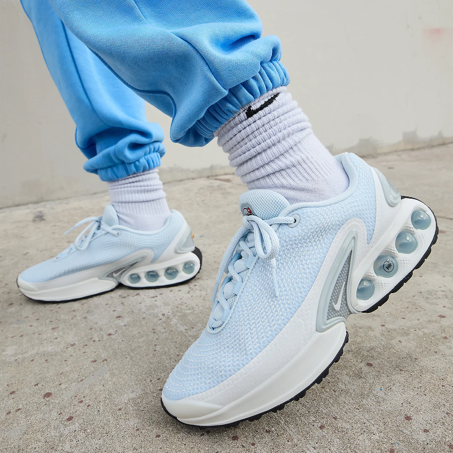 حذاء نايك الرياضي الأصلي الجديد للنساء ذو الرقبة المنخفضة القابلة للتنفس FJ3145-400