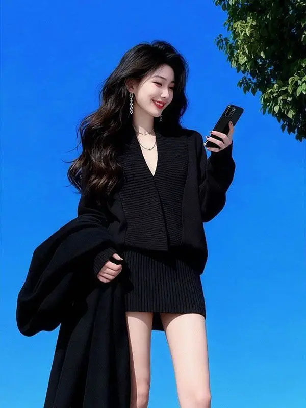 

Черная вязаная юбка-карандаш с V-образным вырезом для женщин, модная коллекция Весна 2026, с завышенной талией, во французском стиле, повседневная, облегающая, цельная.