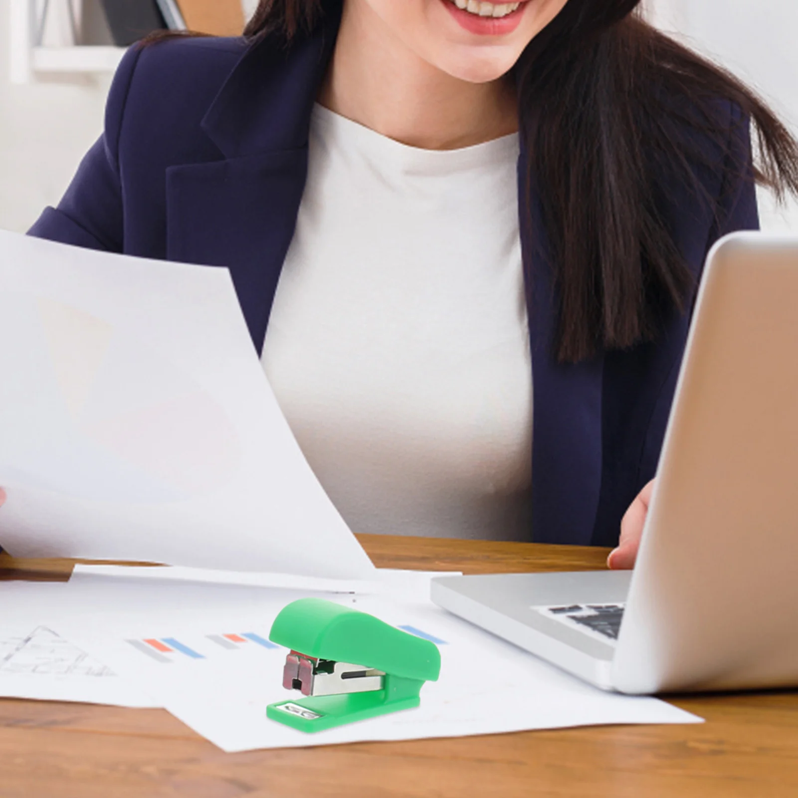 4 قطع دباسة مكتبية صغيرة كرتونية خفيفة الوزن محمولة باليد مثالية لاستخدام القرطاسية المدرسية والمكتبية والمنزلية #3