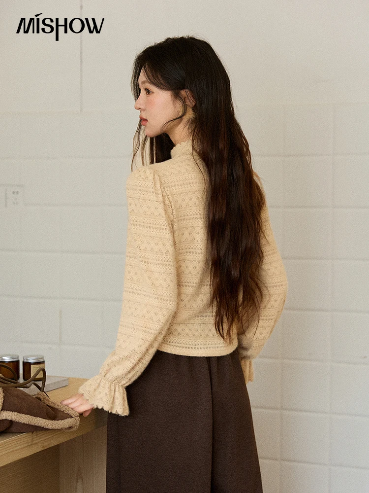 بلوزة نسائية من الدانتيل من MISHOW موضة شتاء 2025 باللون الأصفر برقبة عالية بقصة ضيقة مع شقوق وطبقة أساسية علوية للتنقل MXE48X2501