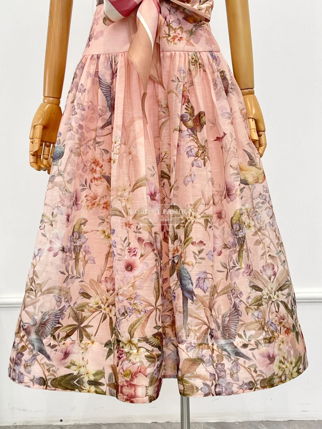 Vestido midi sin espalda sin mangas con estampado de pájaros florales rosas 2025 Nuevo diseño