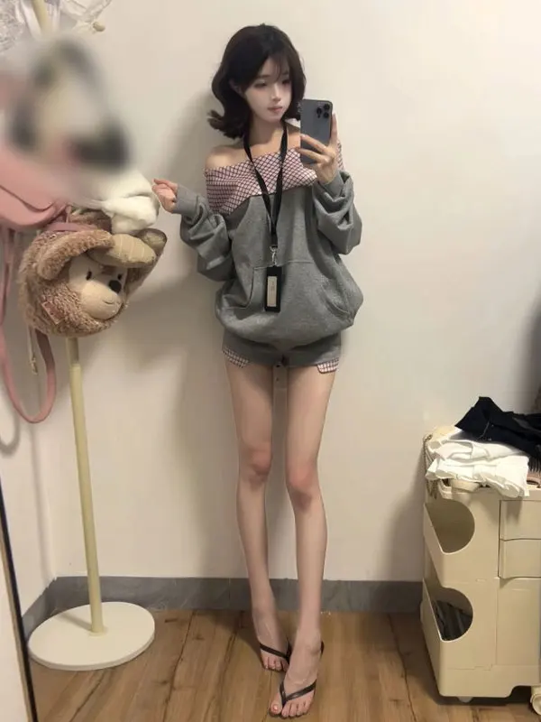 

Fashionable Women's Outfit Korean Style One-Shoulder Sweatshirt Shorts Set Complete OOTD Autumn 2025 Casual Sportswear
